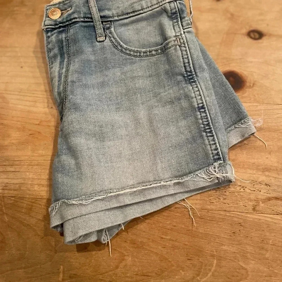 Hollister Size 3 W 26 High Rise Faded Short-Short tan embroidered back pockets - Picture 7 of 7